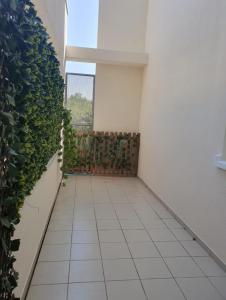 エオレにあるAppartement avec parking privéの壁に植物を施した空廊 +4枚の写真