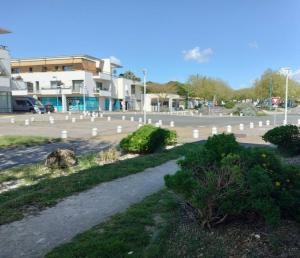 een parkeerplaats met een pad voor een gebouw bij Appartement avec parking privé in Aytré