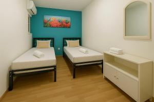 una habitación con dos camas y un espejo en Cozy Seaview Apartment Sliema S6, en Sliema