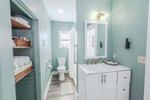 Ένα μπάνιο στο Sip Sip Hooray - Hot Tub & Cowboy Pool