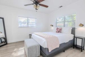 Ένα ή περισσότερα κρεβάτια σε δωμάτιο στο Sip Sip Hooray - Hot Tub & Cowboy Pool