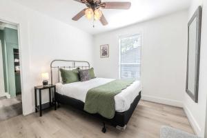 Ένα ή περισσότερα κρεβάτια σε δωμάτιο στο Sip Sip Hooray - Hot Tub & Cowboy Pool