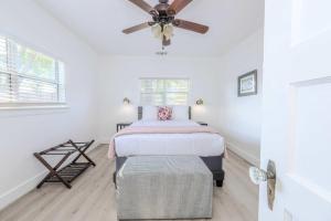 Ένα ή περισσότερα κρεβάτια σε δωμάτιο στο Sip Sip Hooray - Hot Tub & Cowboy Pool