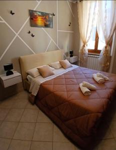 アヴェッツァーノにあるMarruvium 1937'sのベッドとタオル2枚のある寝室