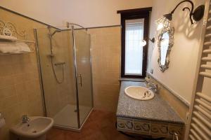 a bathroom with a shower and a sink and a toilet at Villa Bordone in Tigliole +13 photos