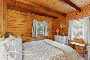 Postel nebo postele na pokoji v ubytování Birch Grove Cabin
