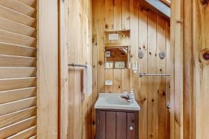 Koupelna v ubytování Birch Grove Cabin + 23 fotografií