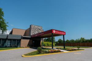 a building with a red sign in front of it at Hôtels Gouverneur Sept-Îles in Sept-Îles +13 photos