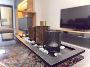 a table with two vases and balls on a table at Ferienwohnung In Der Grafschaft in Altendorf