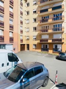 a car parked in a parking lot in front of a building at 2 chambres dans Appartement cozy in Rodez