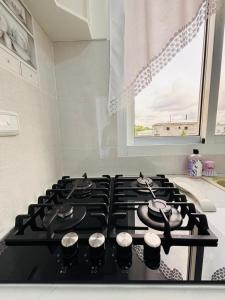 a stove top in a kitchen with a window at Résidence Bethel in Libreville