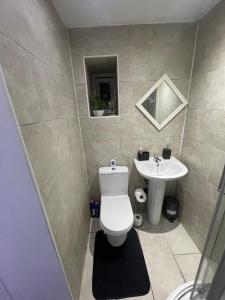 Ένα μπάνιο στο Modern Cozy Flat 6 mins to City Parking & WiFi