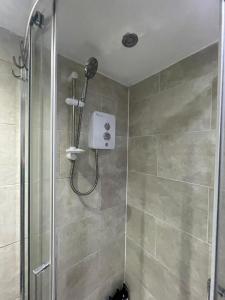 Ένα μπάνιο στο Modern Cozy Flat 6 mins to City Parking & WiFi