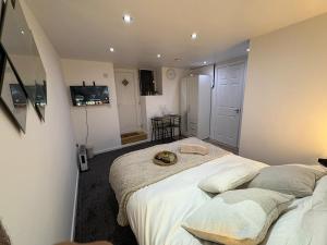 Ένα ή περισσότερα κρεβάτια σε δωμάτιο στο Modern Cozy Flat 6 mins to City Parking & WiFi