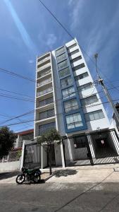 a building with a motorcycle parked in front of it at Departamento céntrico en estreno in Arequipa