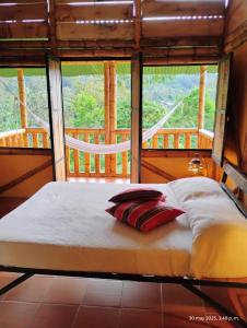 a bed in a room with a large window at Agüita con Limón Natural Health in Córdoba