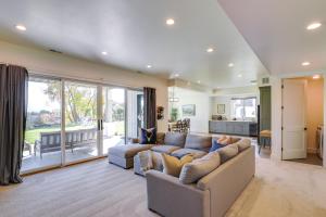 ein Wohnzimmer mit Couch und großem Fenster in der Unterkunft Family Wasatch Mountain Fun! Spacious Utah Retreat in Mound City