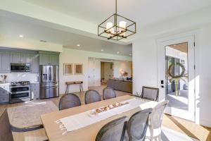 eine Küche und ein Esszimmer mit Tisch und Stühlen in der Unterkunft Family Wasatch Mountain Fun! Spacious Utah Retreat in Mound City