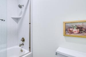 ein Bad mit einer Dusche und einem Wandgemälde in der Unterkunft Family Wasatch Mountain Fun! Spacious Utah Retreat in Mound City + 30 Fotos