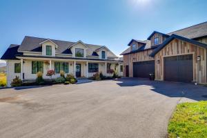 ein großes Haus mit einer Auffahrt davor in der Unterkunft Family Wasatch Mountain Fun! Spacious Utah Retreat in Mound City