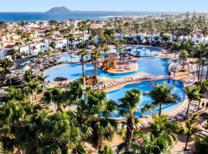 una vista aerea delle piscine del resort di Coral Bliss a Corralejo