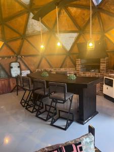 a kitchen with a table and chairs in a yurt at Tiny houses, domo en Temuco, Cumbres del Conunhuenu in Padre Las Casas