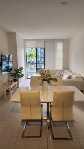 a living room with a table and chairs and a couch at acogedor apartamento en centro in Miami