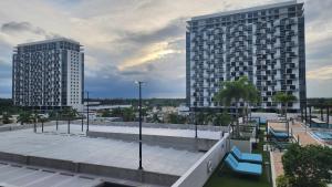 a view of two tall buildings from a rooftop at acogedor apartamento en centro in Miami