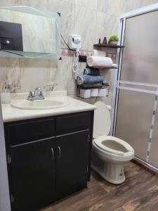 Koupelna v ubytování bienvenidos a viko's house + 19 fotografií