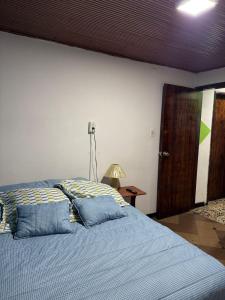 Un dormitorio con una cama y una mesa y una puerta. en Maca 7, en Bogotá