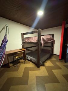 Habitación con litera y mesa con escritorio. en Maca 7, en Bogotá