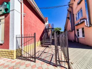 uma cerca de metal em frente a um prédio com uma escada em BunApart Ciorescu Cristal em Ciorescu