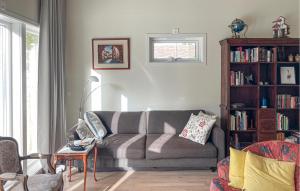 AlhammarにあるStunning Home In Tvärred With Kitchenのリビングルーム(ソファ、本棚付)