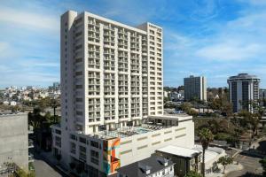 Courtyard by Marriott San Diego Downtown Little Italy في سان دييغو: اطلالة جوية على مبنى ابيض طويل