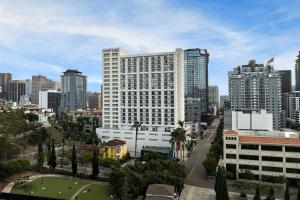 Courtyard by Marriott San Diego Downtown Little Italy في سان دييغو: مبنى ابيض كبير وسط المدينه