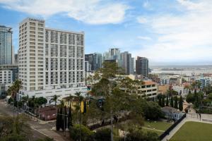 Courtyard by Marriott San Diego Downtown Little Italy في سان دييغو: منظر لمدينة ذات مباني شاهقة