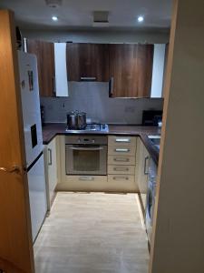 Kuchyň nebo kuchyňský kout v ubytování Cozy 1 bed flat Close to luton airport