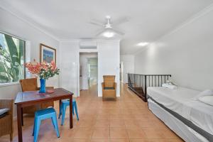 Postel nebo postele na pokoji v ubytování Coral Breeze at Clifton Beach + 9 fotografií