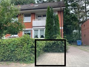 un miroir en face d'une maison avec un arbre dans l'établissement Ruhiges saniertes Apartment bei Hamburg Parkplatz Balkon WLAN, à Reinbek