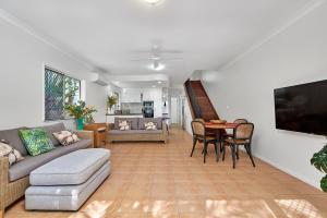 TV a/nebo společenská místnost v ubytování Coral Breeze at Clifton Beach