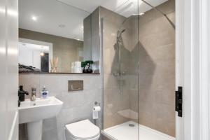 ein Badezimmer mit Dusche, Toilette und Waschbecken in der Unterkunft The Noir Suite - City Centre in Beeston Hill