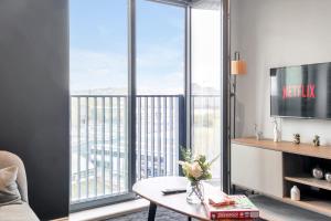 ein Wohnzimmer mit einem großen Fenster mit Aussicht in der Unterkunft The Noir Suite - City Centre in Beeston Hill