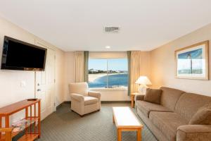 TV a/nebo společenská místnost v ubytování Green Harbor Resort