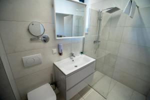 Koupelna v ubytování Aupark Apartments + 59 fotografií