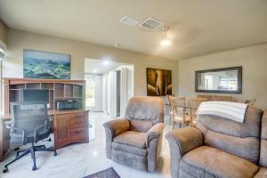 Istumisnurk majutusasutuses Dock and Canal Access! Home 2 Mi to Dtwn Fort Myers