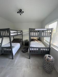 een slaapkamer met twee stapelbedden in een kamer bij USA Star Hostel in Hallandale Beach