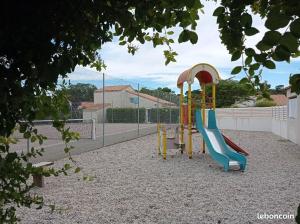 Herní místnost nebo prostor pro děti v ubytování Charmante Maison Bord de Mer avec Piscine et Tennis 5-P