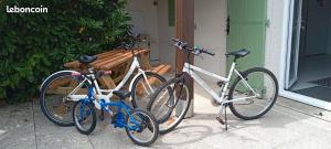 three bikes are parked next to a bench at Charmante Maison Bord de Mer avec Piscine et Tennis 5-P in Saint-Vincent-sur-Jard
