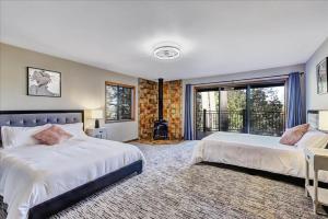 Ένα ή περισσότερα κρεβάτια σε δωμάτιο στο The Gathering Place! Sleeps 24, Lakeview, Game room