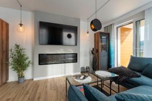 TV a/nebo společenská místnost v ubytování Apartamenty w Karkonoszach z widokiem na góry, obok aquaparku, blisko do Wang
